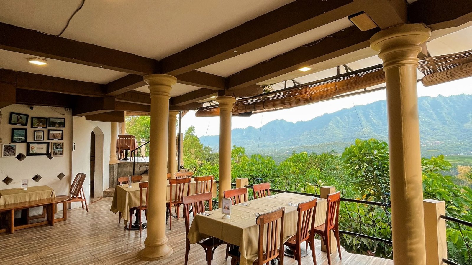 cafes near Borobudur