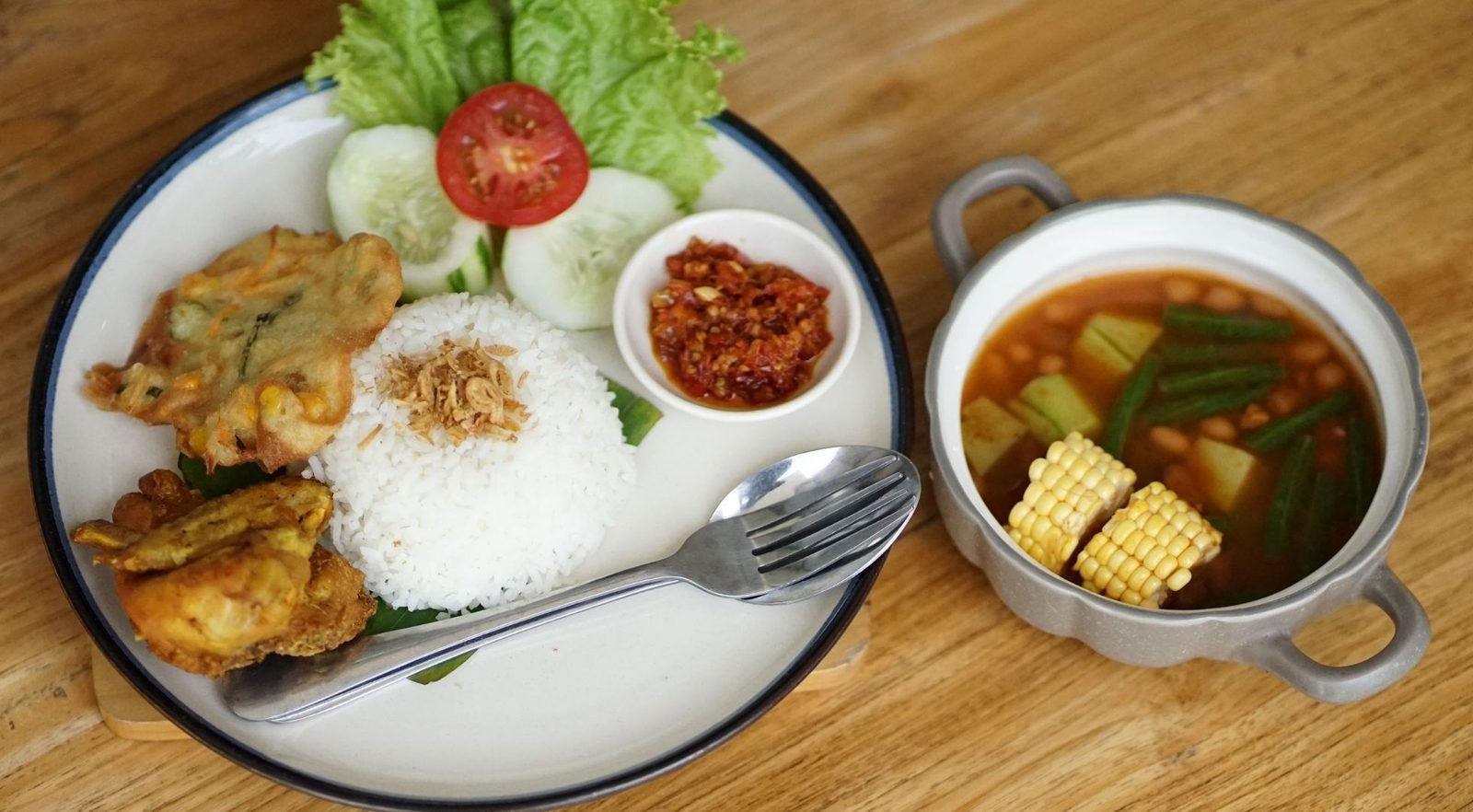 Indonesian family lunch of sayur asam and fried chicken at Kedai Bukit Rhema Magelang